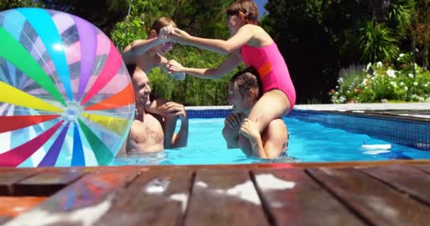 Lycklig familj som har roligt i poolen — Stockvideo