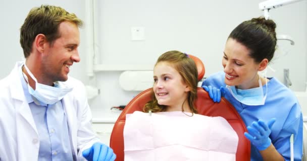 Portret uśmiechający się dentystów i młodego pacjenta Wyświetlono kciuk w — Wideo stockowe