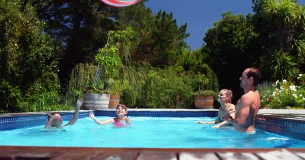 Šťastná rodina se baví v bazénu — Stock video