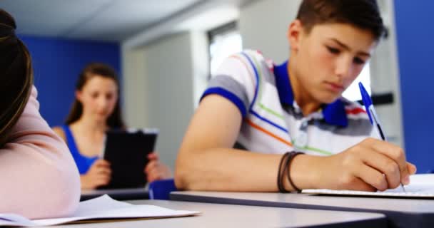 Vermoeide student slapen in de klas — Stockvideo