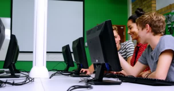 Studenter som studerar på datorn i klassrummet — Stockvideo