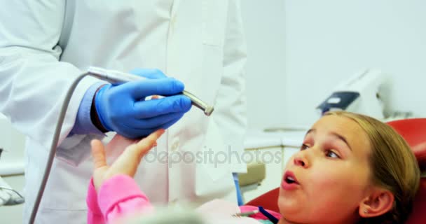 Menina parando dentista para examiná-la na clínica — Vídeo de Stock