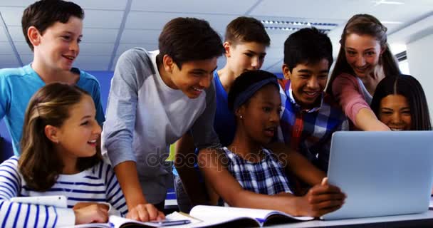 Grupo de alunos usando laptop em sala de aula — Vídeo de Stock