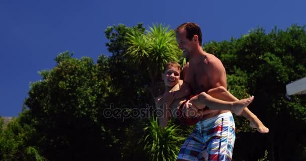 Šťastná rodina se baví v bazénu — Stock video