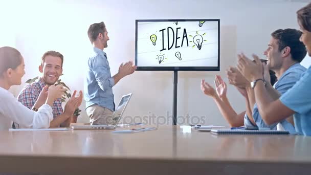 Бизнесмены смотрят на экран презентации — стоковое видео