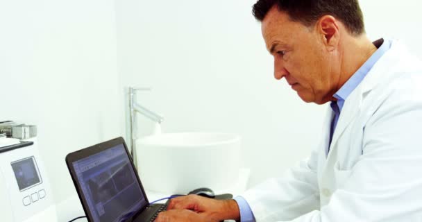 Dentista usando laptop — Vídeos de Stock