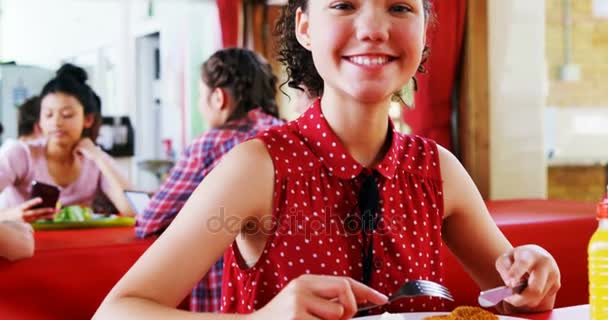 Colegiala desayunando en la escuela — Vídeos de Stock