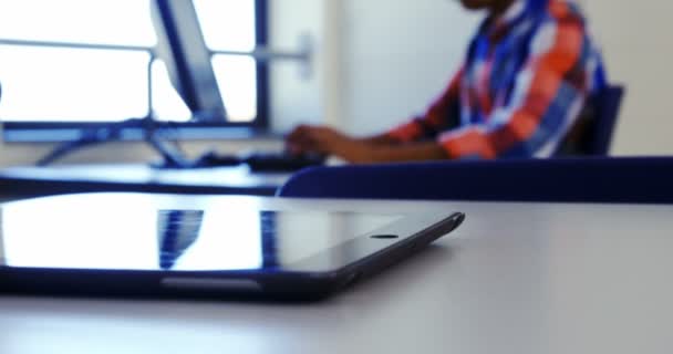 Colegial estudiando en el aula de informática — Vídeos de Stock