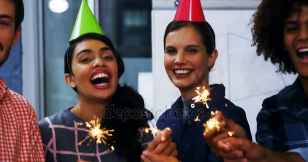 Ejecutivos felices celebrando el cumpleaños de sus colegas — Vídeos de Stock