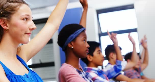 Student raising hand in classroom — Stock Video