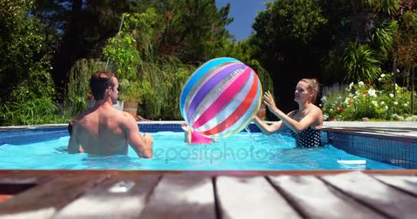 Família feliz se divertindo na piscina — Vídeo de Stock