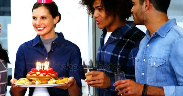 Ejecutivos celebrando el cumpleaños de sus colegas — Vídeo de stock