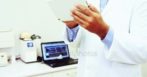 Dentista usando tableta digital — Vídeo de stock