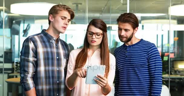 Ejecutivos discutiendo sobre tableta digital en la oficina — Vídeos de Stock