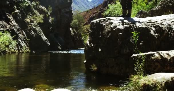 Pêcheur mouche pêche dans la rivière — Video