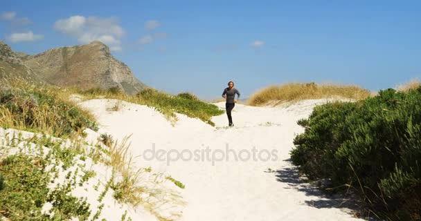 Triathlete man jogging on a trail — Stock Video