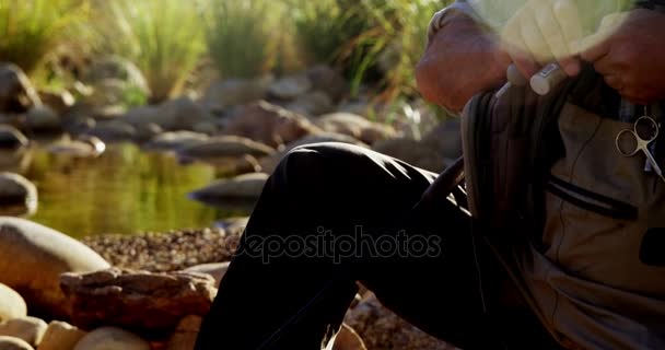 Hombre preparando cebo para la pesca — Vídeo de stock