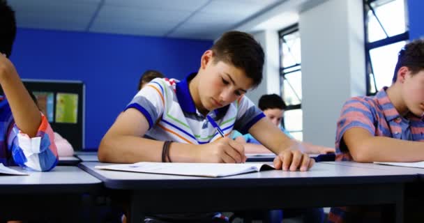 Estudiante estudiando en el aula — Vídeos de Stock