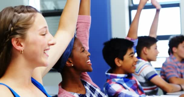 Estudiante levantando la mano en el aula — Vídeos de Stock