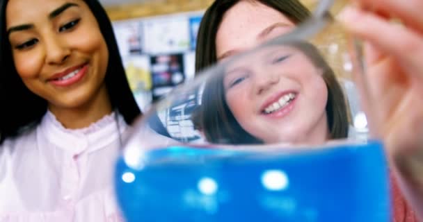 Crianças da escola sorrindo fazendo uma experiência química em laboratório — Vídeo de Stock