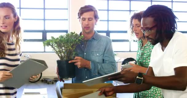 Führungskräfte beim Auspacken der Kartons im neuen Büro — Stockvideo