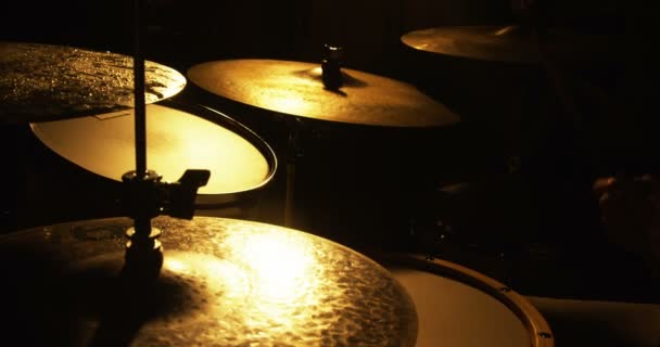 Baterista tocando el tambor en estudio — Vídeos de Stock