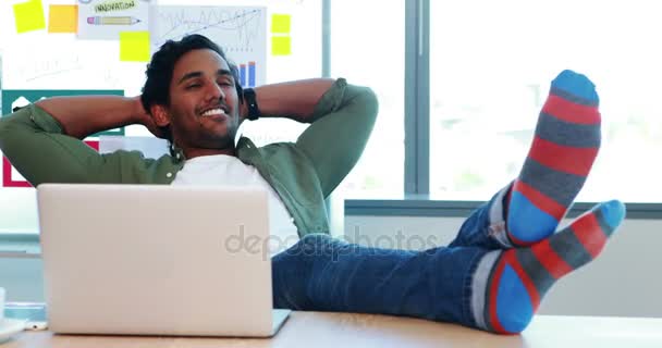 Homme exécutif relaxant avec les pieds au bureau — Video
