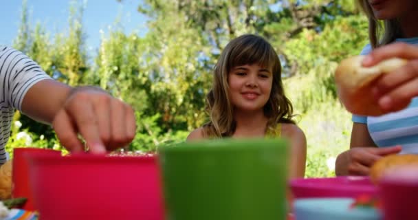 Familia comiendo en el jardín de la casa — Vídeo de stock