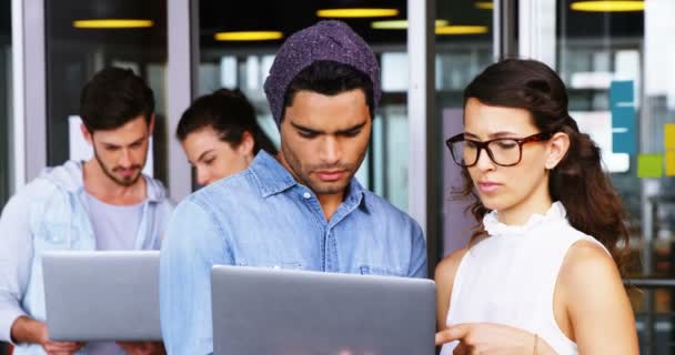 Leidinggevenden bespreken over laptop — Stockvideo