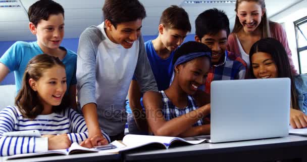 Grupo de estudiantes que utilizan el portátil en el aula — Vídeos de Stock