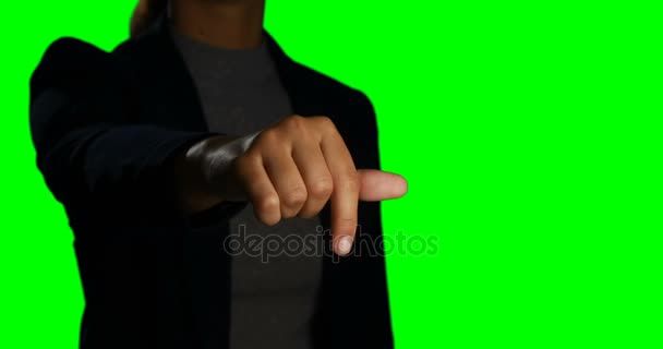 Mujer haciendo gesto de mano contra fondo de pantalla verde — Vídeos de Stock