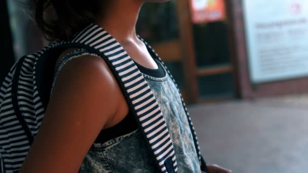 Çantanı ile düşünceli kız öğrenci ayakta — Stok video