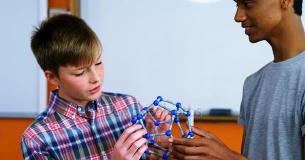 Estudiantes de escuela experimentando modelo de molécula en laboratorio — Vídeos de Stock