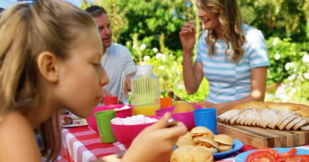 Familia comiendo en el jardín de la casa — Vídeos de Stock