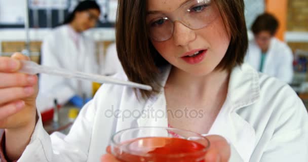 Niña de la escuela experimentando con químicos en laboratorio en la escuela — Vídeos de Stock