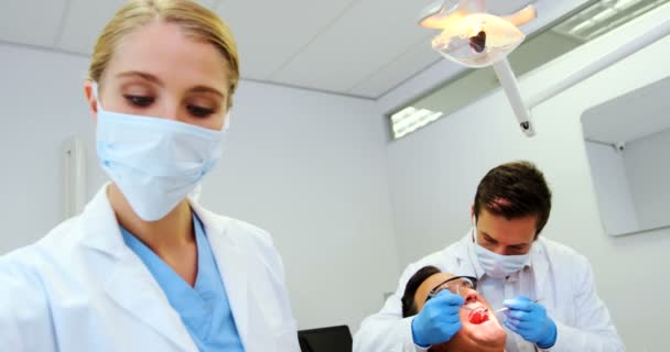 Стоматологи, делающие анестезию пациенту мужского пола — стоковое видео