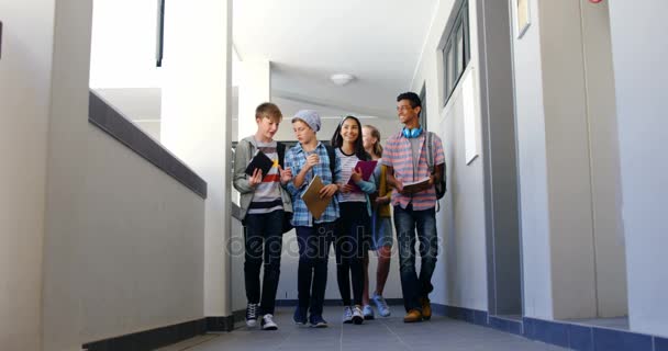 Groupe de camarades de classe marchant dans le couloir — Video