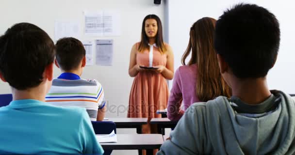 Schoolboy giving presentation in classroom — Stock Video