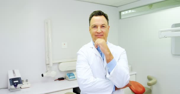 Портрет усміхненого стоматолога — стокове відео