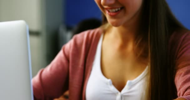 Schüler benutzen Laptop im Klassenzimmer — Stockvideo