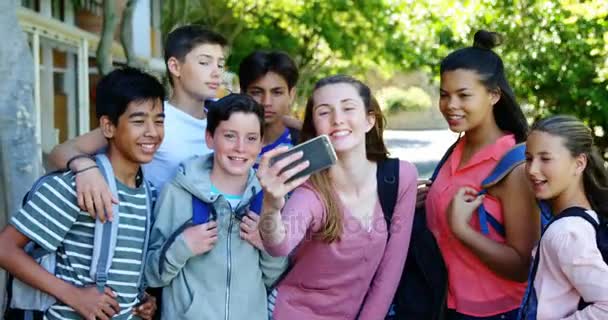 Gelukkige studenten die selfie op mobiele telefoon — Stockvideo