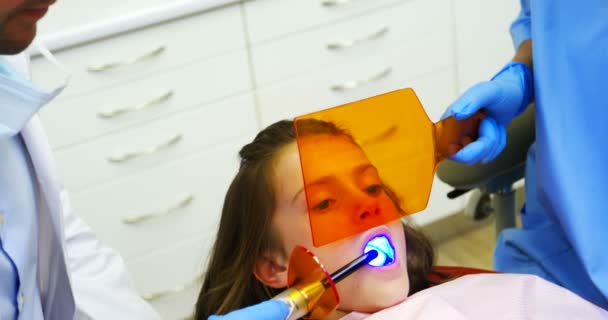 Dentisti che esaminano un giovane paziente con strumenti — Video Stock