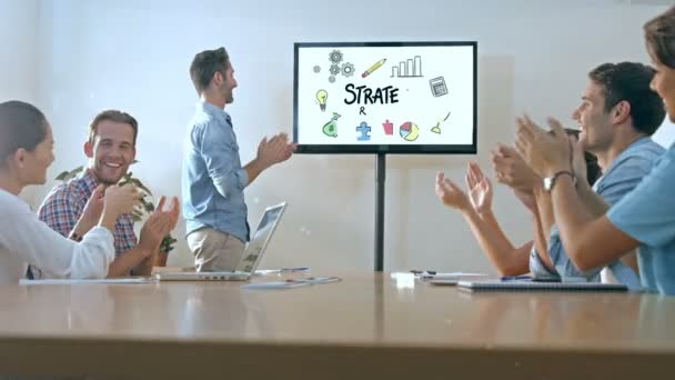 Empresarios mirando la pantalla de presentación — Vídeo de stock