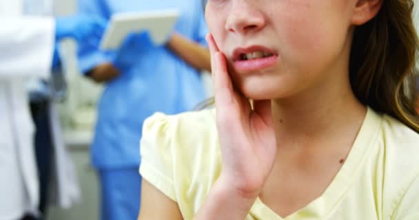 Unglücklicher junger Patient mit Zahnschmerzen — Stockvideo