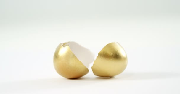Huevo de Pascua dorado roto — Vídeo de stock
