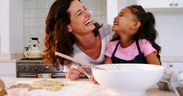 Hija y madre preparando galletas — Vídeos de Stock