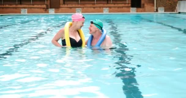 Casal desfrutando na piscina — Vídeo de Stock