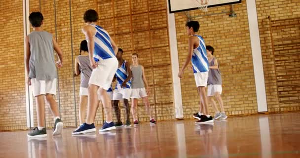 Escuela niños jugando baloncesto — Vídeo de stock