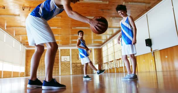 Los colegiales jugando baloncesto — Vídeo de stock