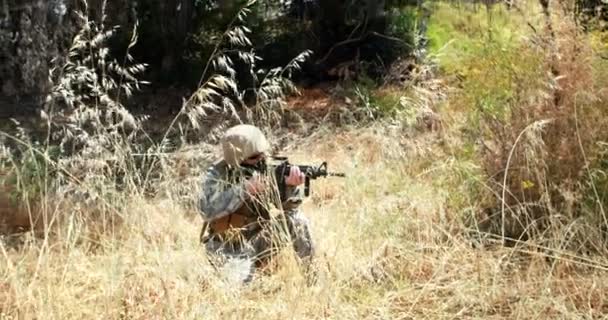 Soldado militar custodiando con un rifle — Vídeos de Stock